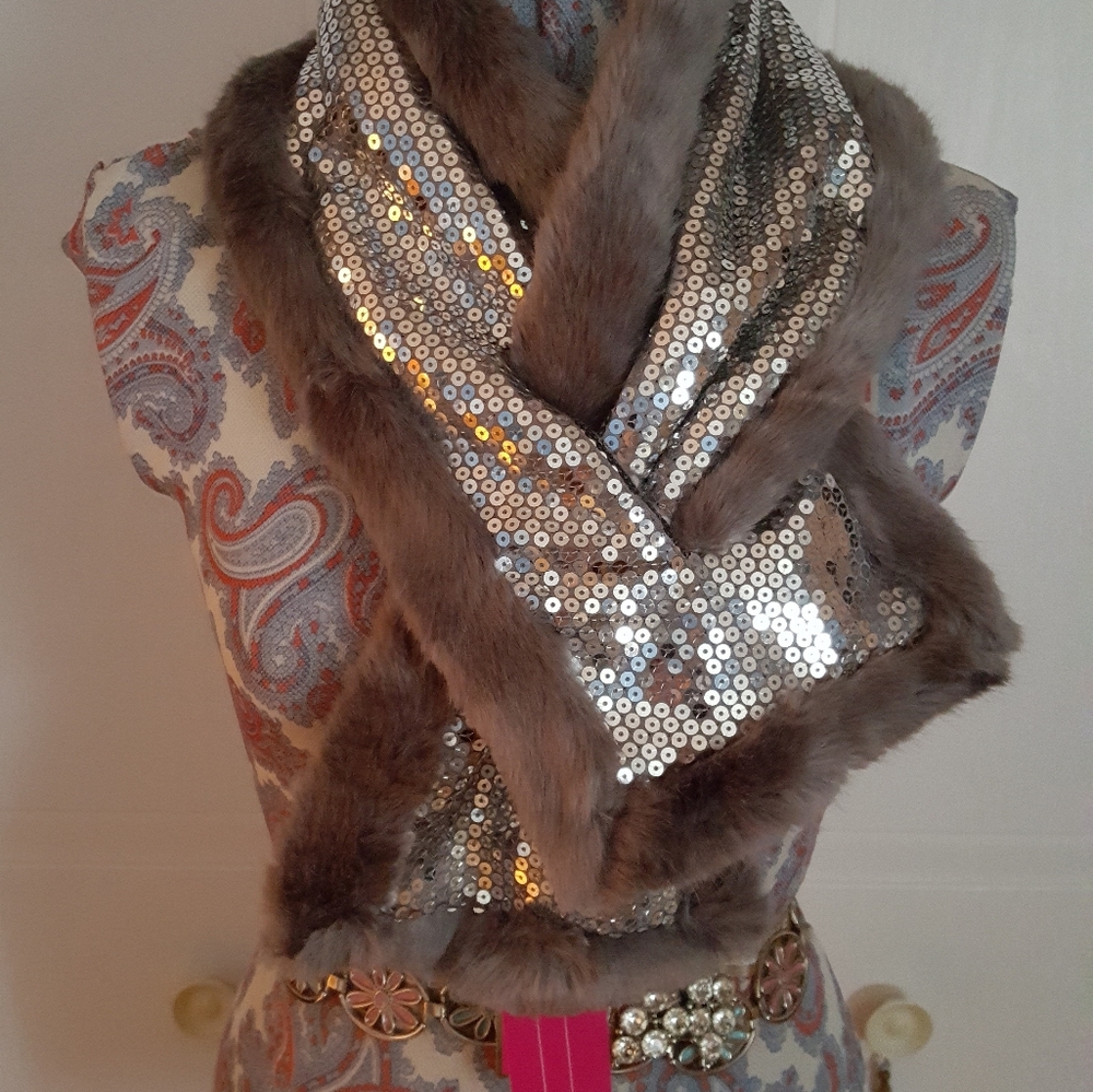 Candies gray faux fur scarf